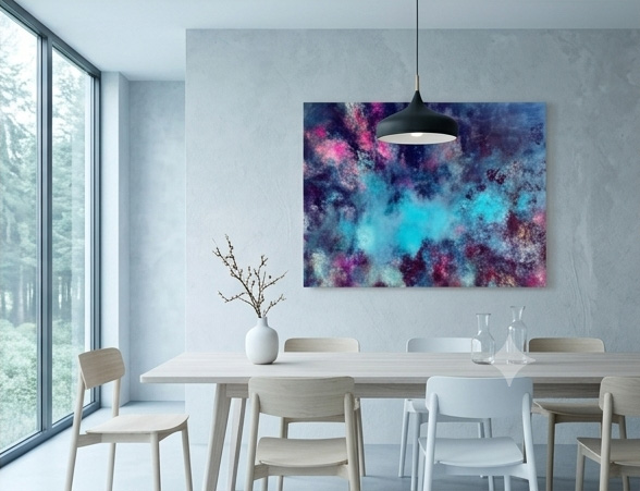 Pintura abstrata em tons azúreos e magenta suspensa sobre mesa de jantar em sala com decoração minimalista nórdica.